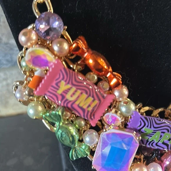 Betsey Johnson Glow in the dark necklace - Picture 2 of 4